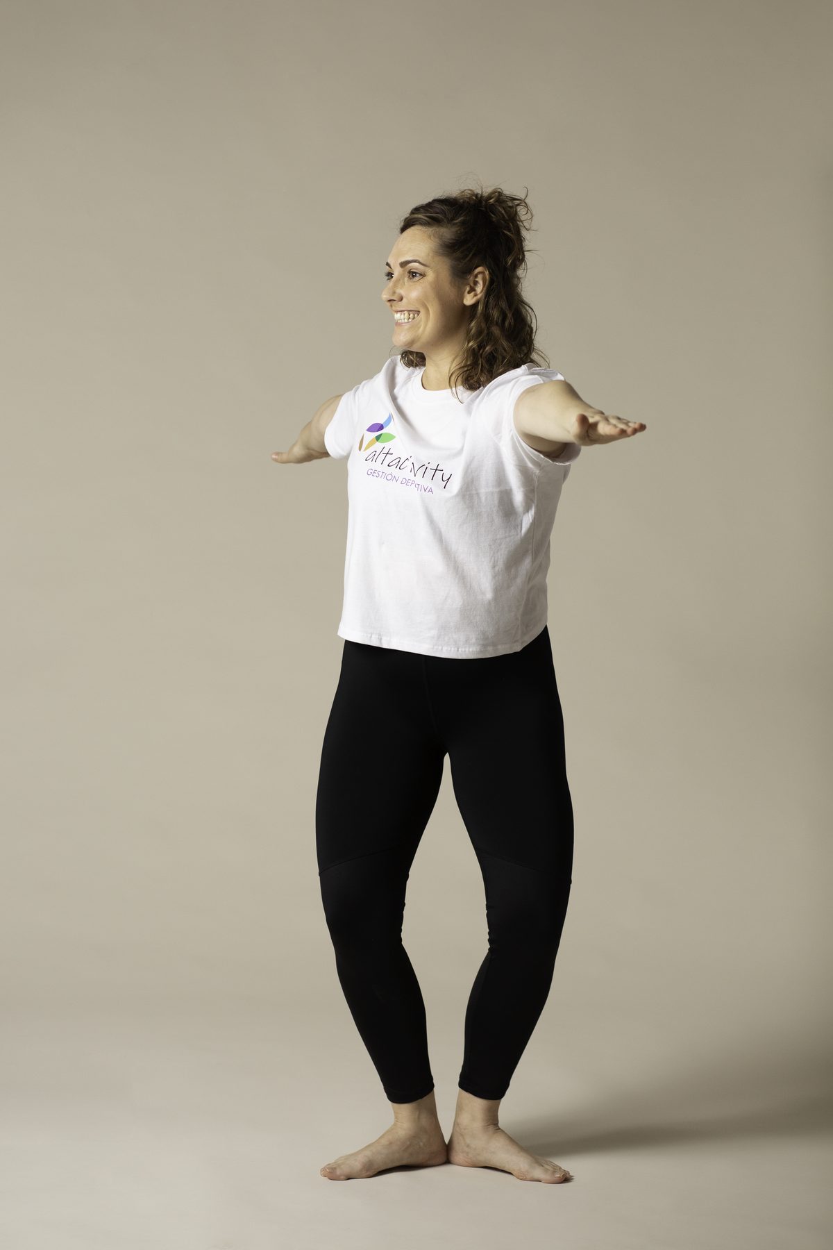 Mujer entrenando fuerza con una barra en una sesión de AltActivity
